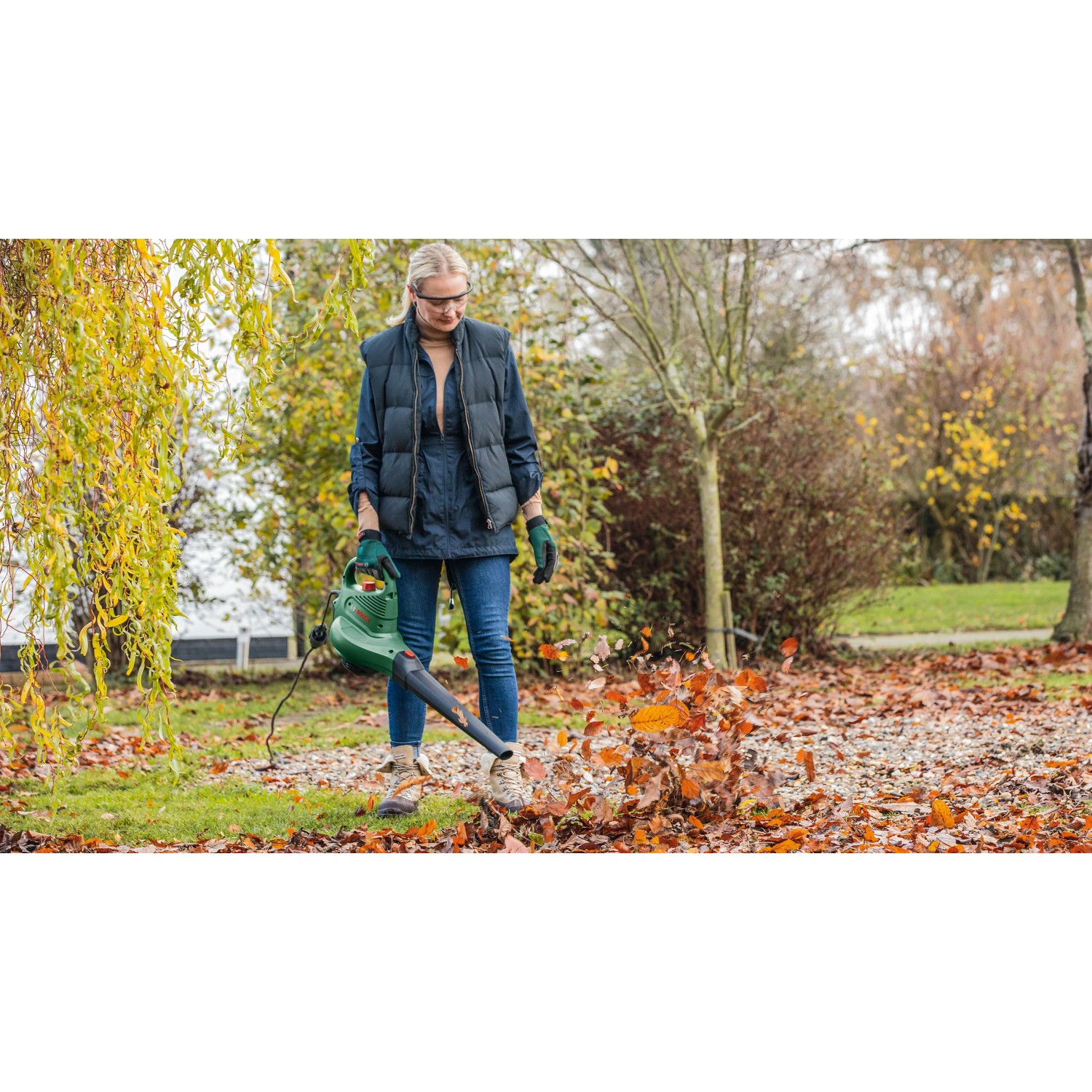 Bosch Gartensauger UniversalGarden Tidy 3000 beim Laubsaugen im Herbst